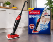 Vileda Steam Dampfreiniger im Einsatz auf einem Fliesenboden in einer modernen Küche