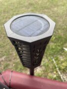 Das Solarfeld zeigt nach vielen Jahren deutliche Gebrauchsspuren, lädt den ursprünglichen Akku aber weiterhin zuverlässig auf.