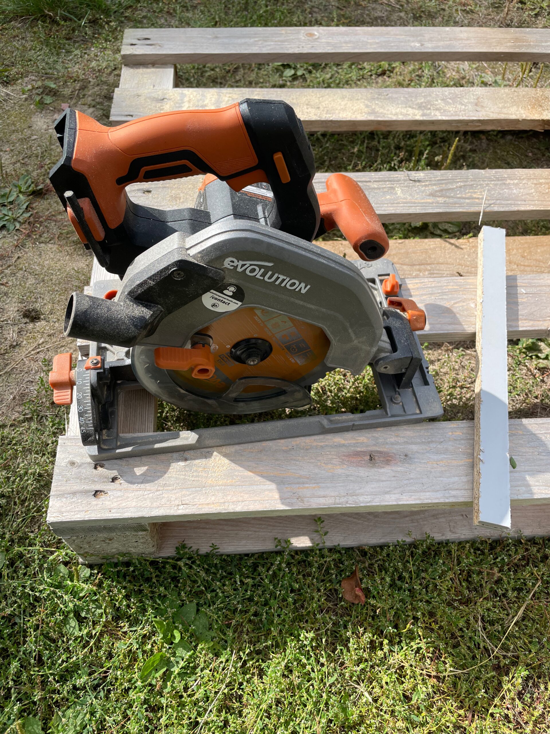 Evolution R185CCSX-Li Kreissäge auf zugeschnittenem Holz