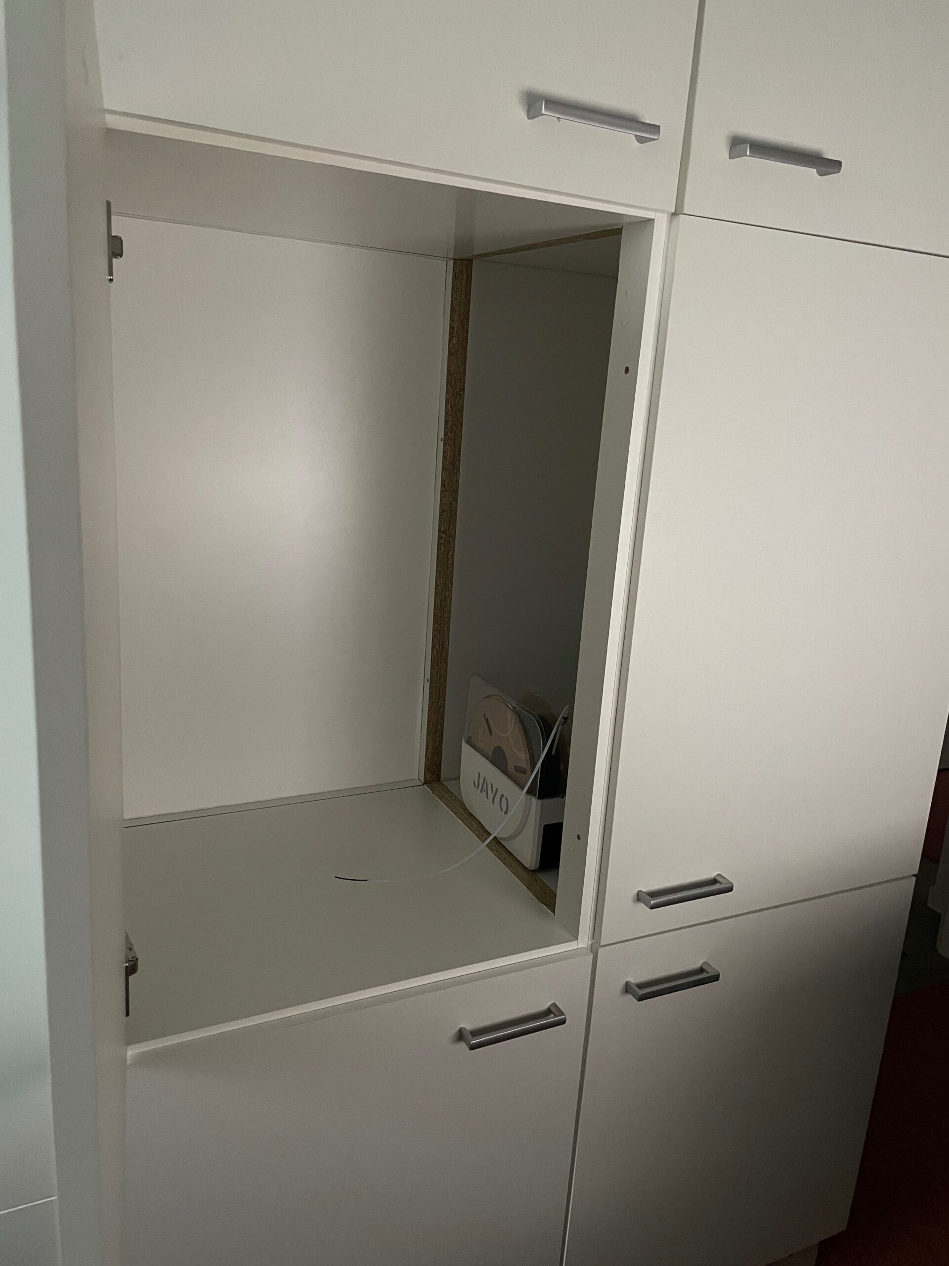 Ausschnitt für einen 3D-Druckerschrank, gesägt mit der Evolution R185CCSX-Li