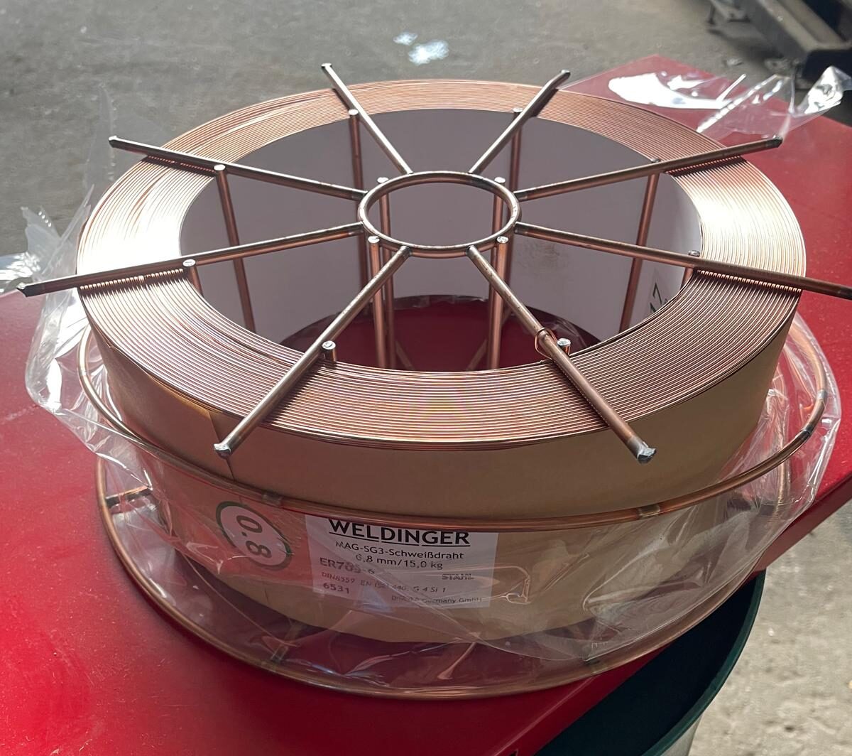 Beschädigter Drahtkorb einer WELDINGER SG3 Schweißdrahtrolle, 0,8 mm, 15 kg